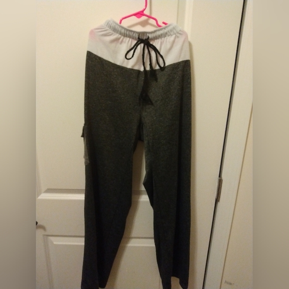 LOTUS BOSS SHINE: women’s cargo wide leg poly-blend pants. Size large - Picture 4 of 6